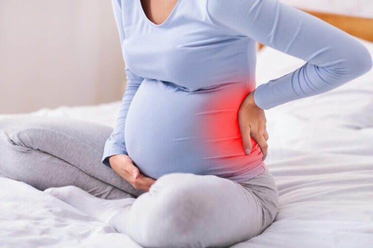 آلام الظهر أثناء الحمل: الأعراض والأسباب وطرق الوقاية والعلاج.