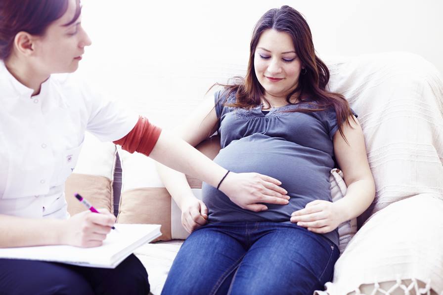 نزول السائل الأمينوسي أثناء الحمل