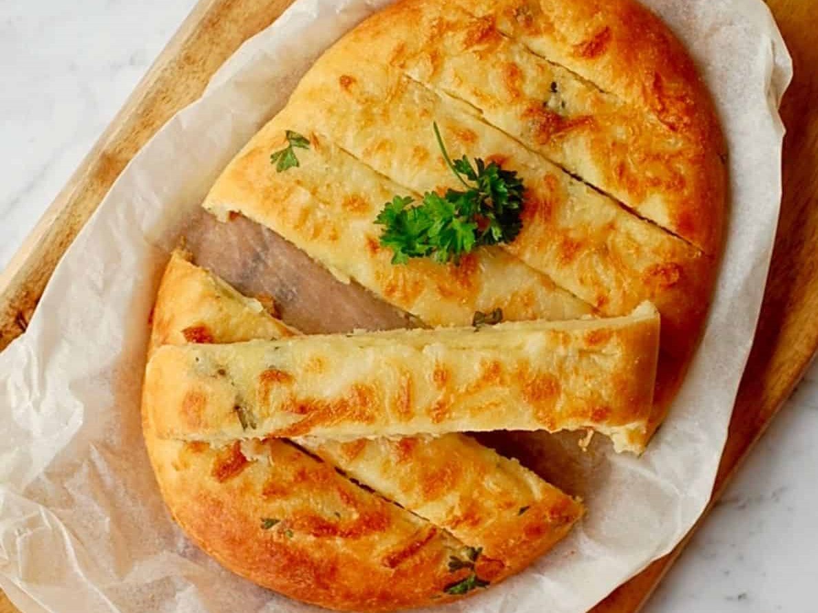 وصفة خبز كيتو بالجبن والثوم
