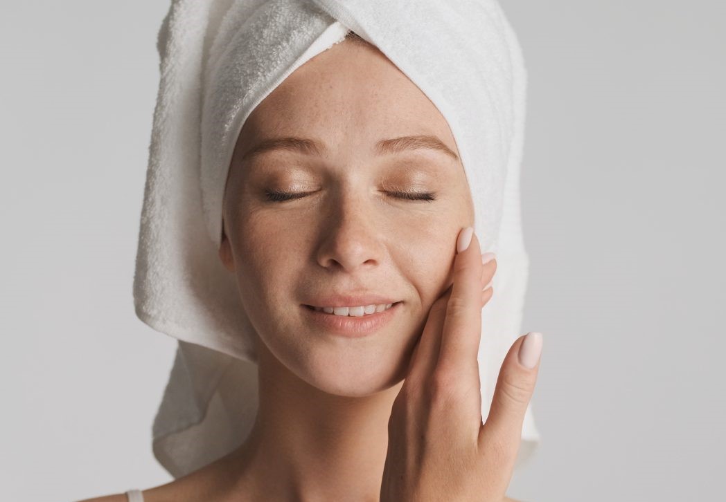 فوائد إزالة الجلد الميت من الوجه